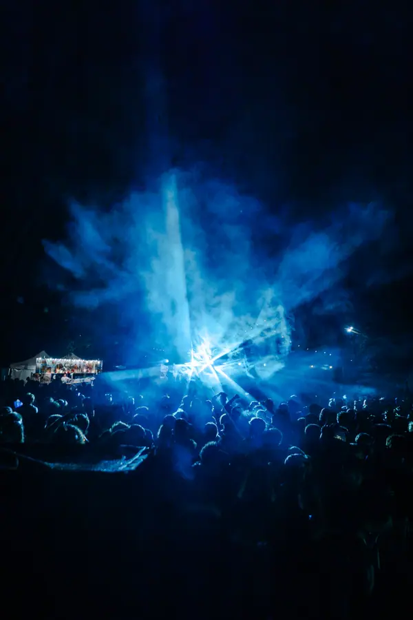 Faisceaux laser bleus au-dessus de la foule du Belfield Festival 2026 de nuit