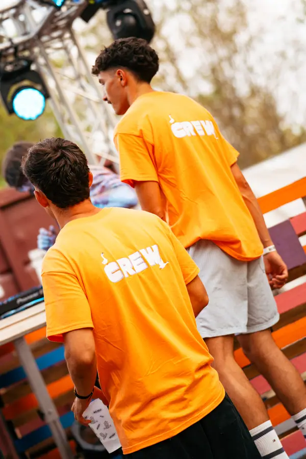 Bénévoles de la crew en plein montage sur le site du Belfield Festival 2026