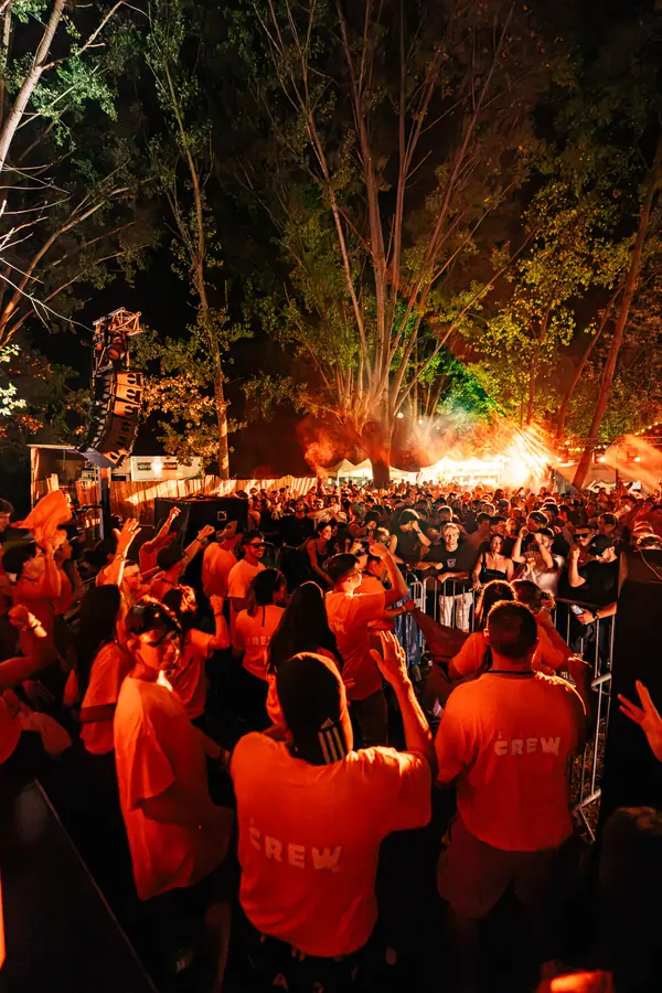 La foule de la closing du Belfield Festival 2026 éclairée par les fumigènes