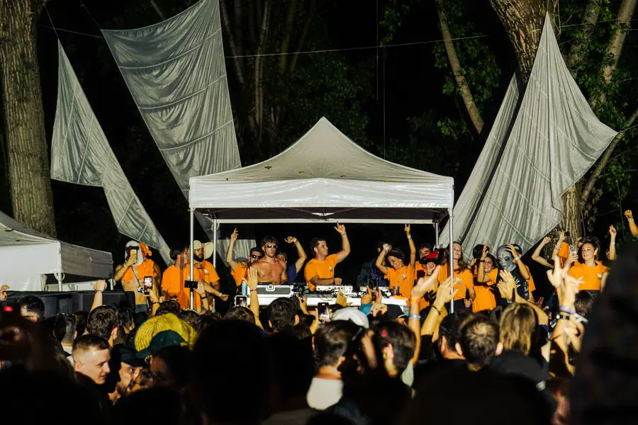 L'équipe et le public réunis devant la scène pour la closing du Belfield Festival 2026