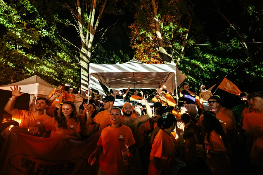 Le public en t-shirt orange devant la scène à la fin du Belfield Festival 2026