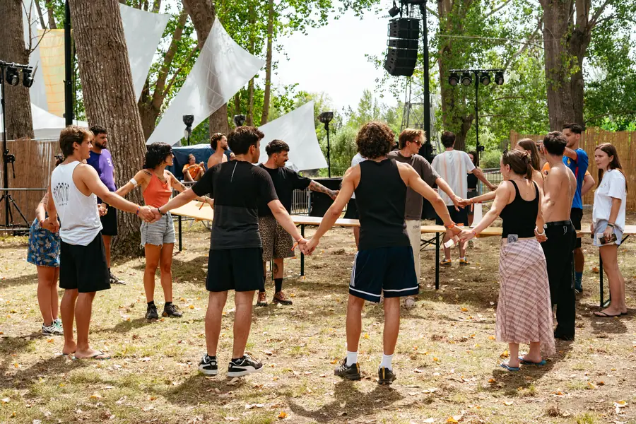 Ronde géante des festivaliers pendant les Oieslympiades du Belfield Festival 2026
