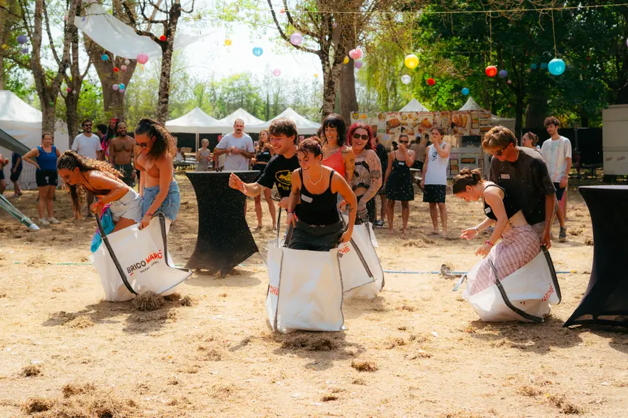 Course en sac pendant les Oieslympiades du Belfield Festival 2026