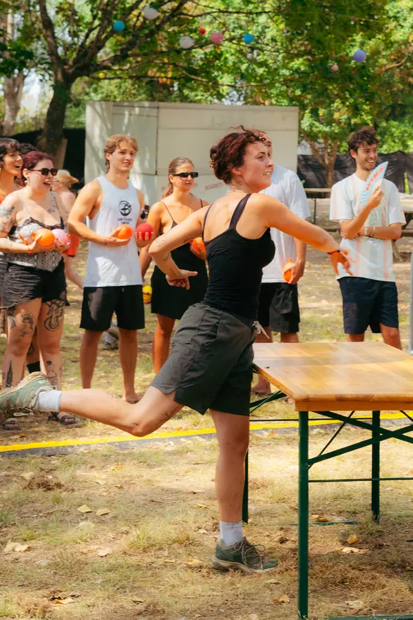 Jeu d'adresse sur table pendant les Oieslympiades du Belfield Festival 2026