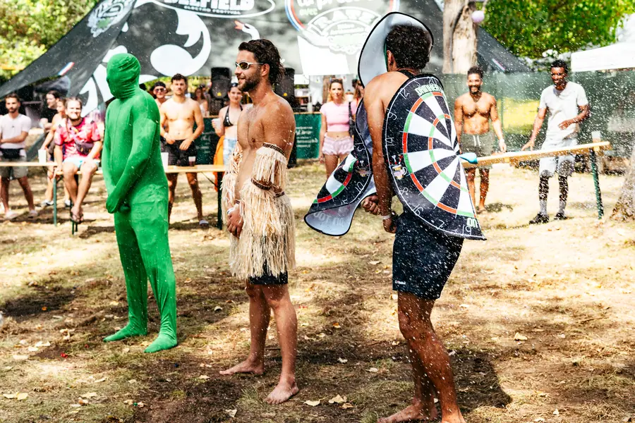 Joueurs et cible de fléchettes géante pendant les Oieslympiades du Belfield Festival 2026