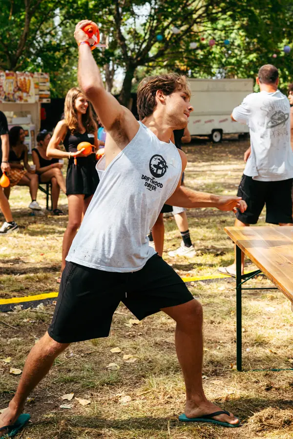 Un participant en plein lancer pendant les Oieslympiades du Belfield Festival 2026