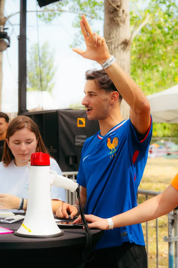 Annonce au mégaphone à la table d'arbitrage des Oieslympiades du Belfield Festival 2026