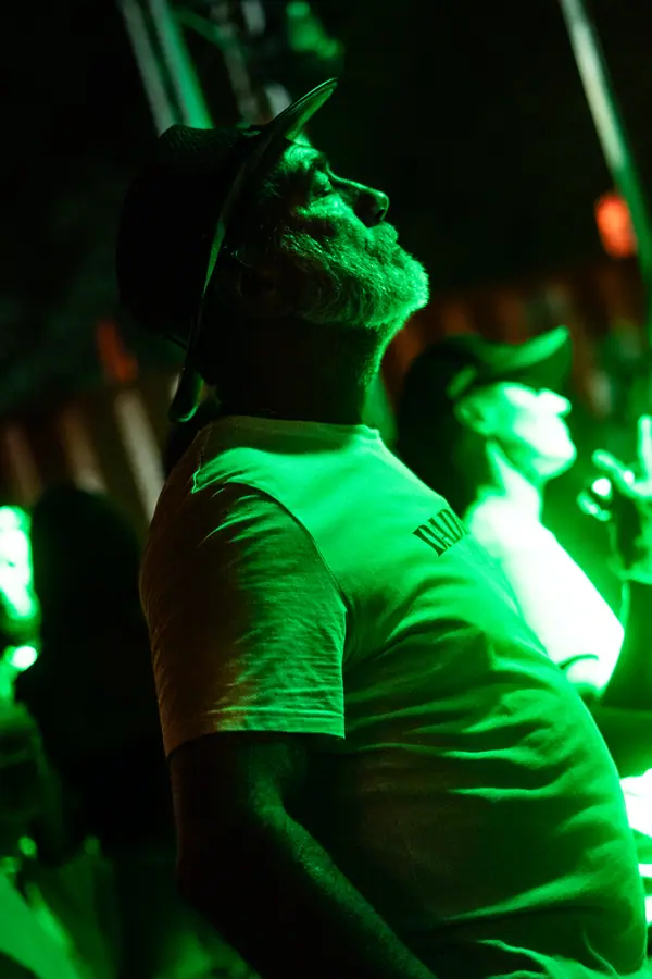 Festivalier de profil dans une lumière verte au Belfield Festival 2026