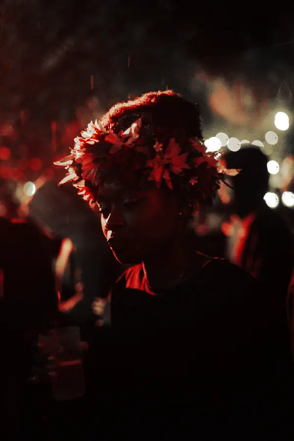 Festivalière dans la lumière rouge et la fumée du Belfield Festival 2026