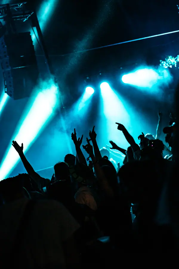 Mains levées dans le public du Belfield Festival 2026 sous les lumières turquoise de la Mainstage