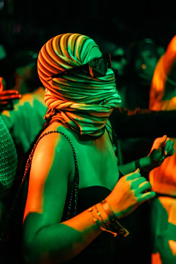 Festivalier en body paint vert et orange dans la foule du Belfield Festival 2026