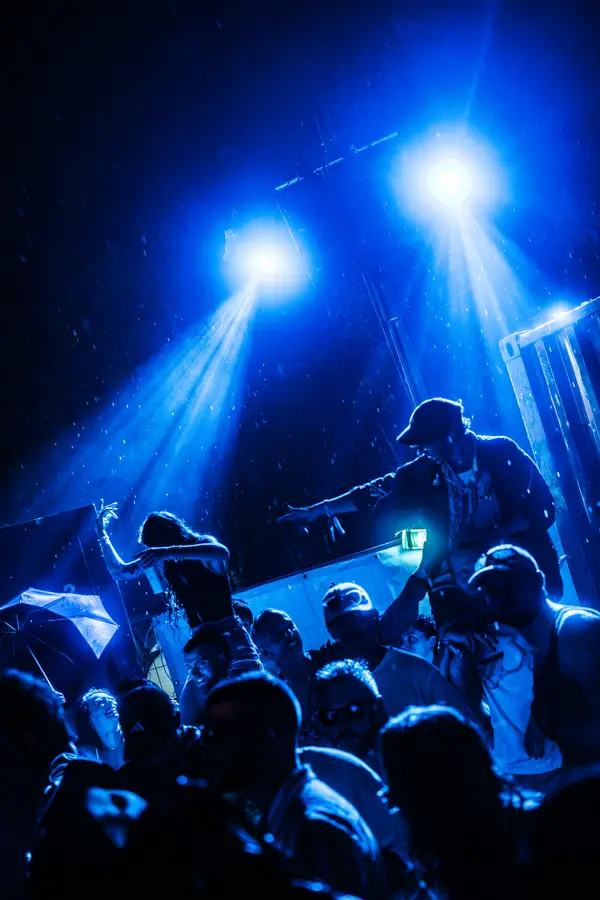 Public face au DJ sous les projecteurs bleus du Belfield Festival 2026