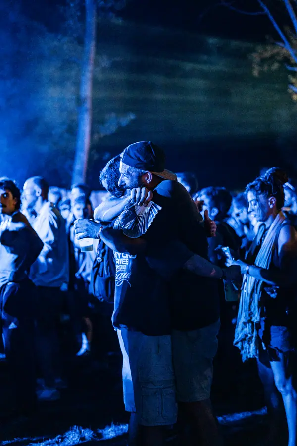 Festivaliers enlacés dans la foule bleutée du Belfield Festival 2026
