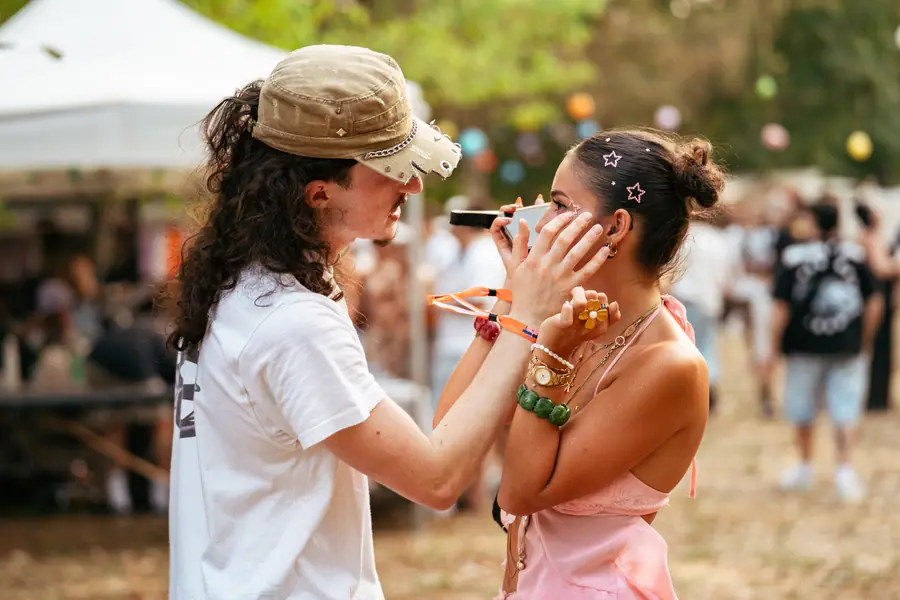 Deux festivalières trinquent au soleil pendant le Belfield Festival 2026 à Caussade