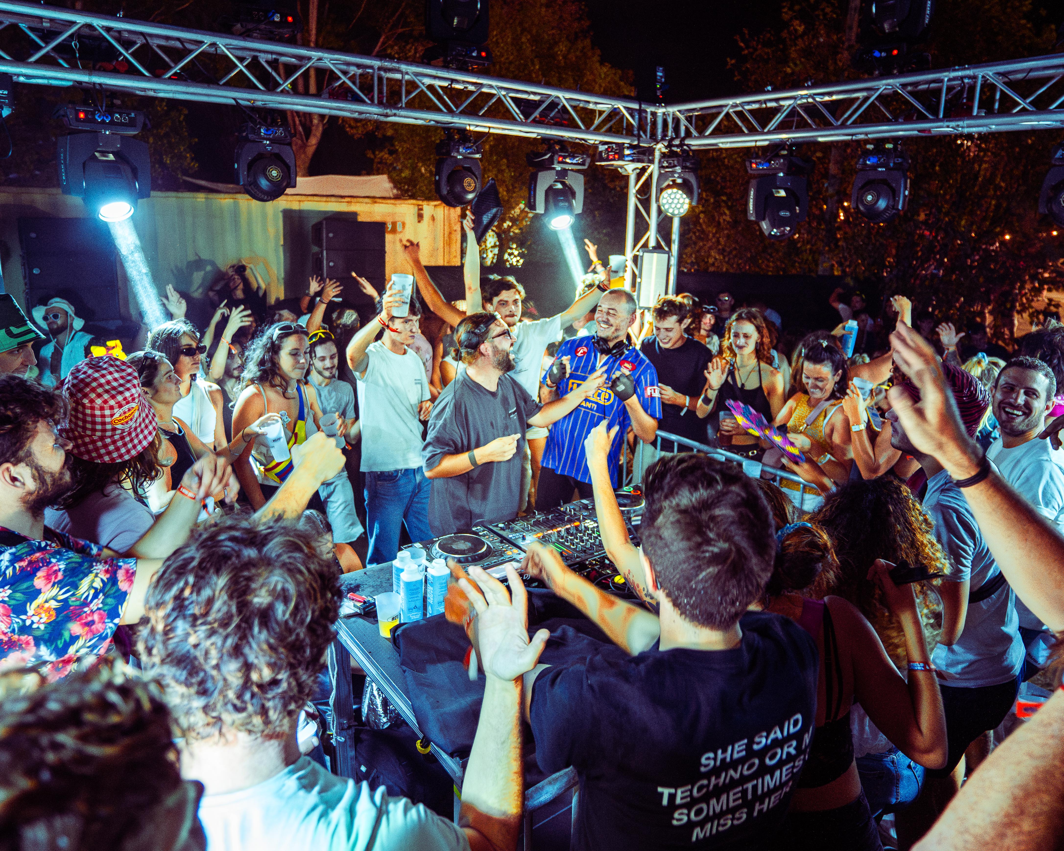 Public proche du DJ sur la Quercy Stage du Belfield Festival
