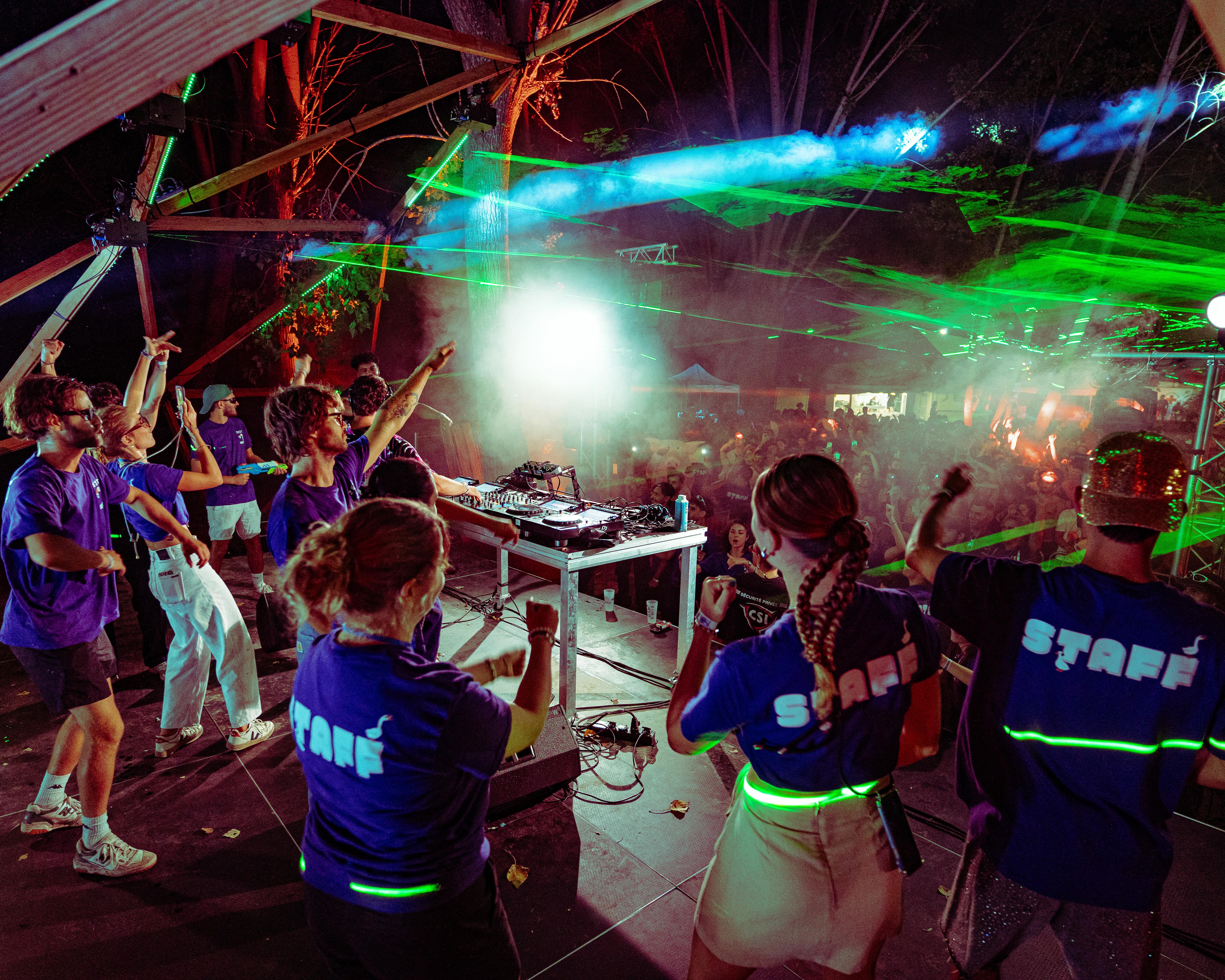 Édition 2020 du Belfield Festival à Caussade — foule du festival électro