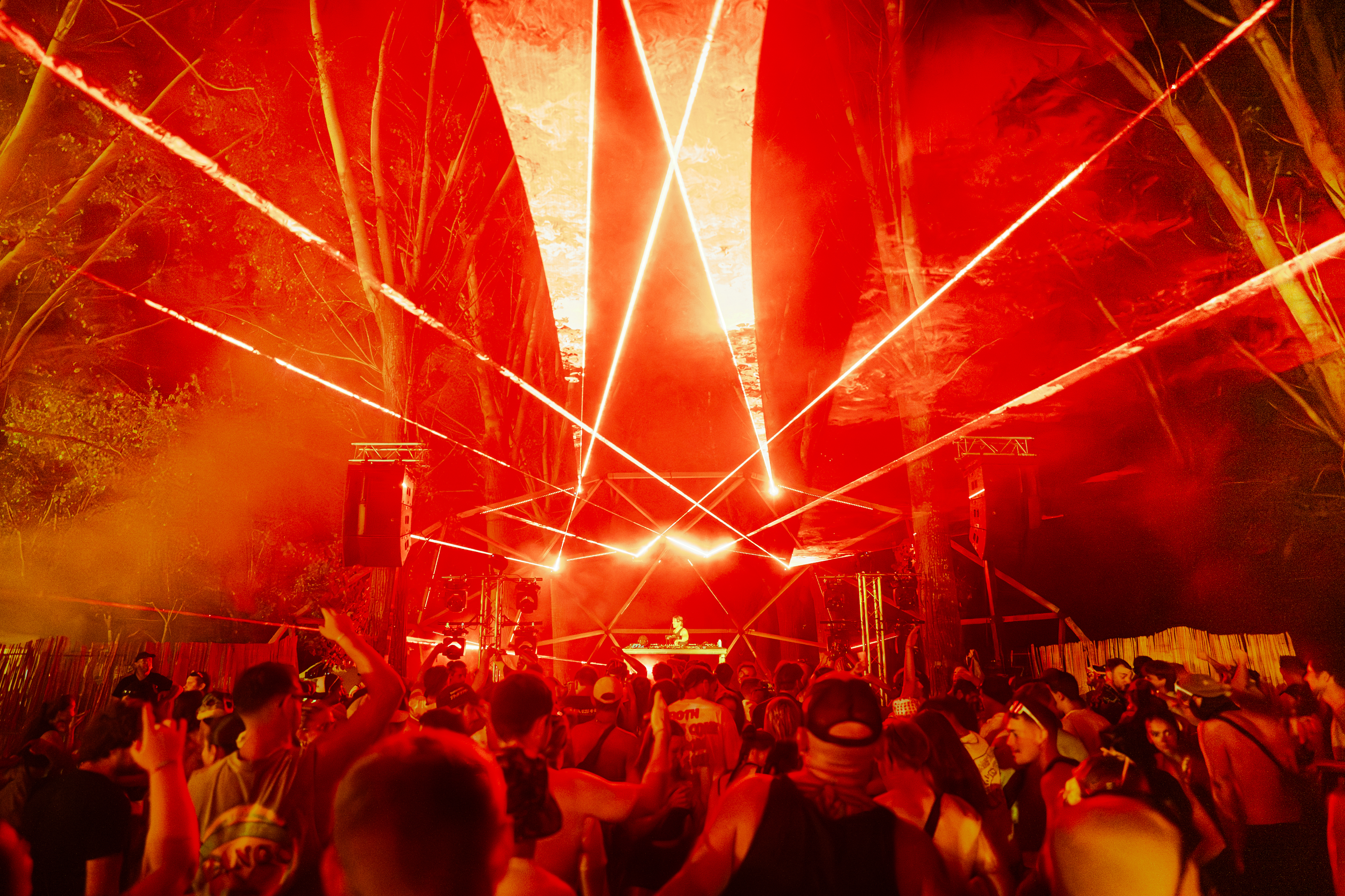 La Mainstage du Belfield Festival — foule et show électro de nuit