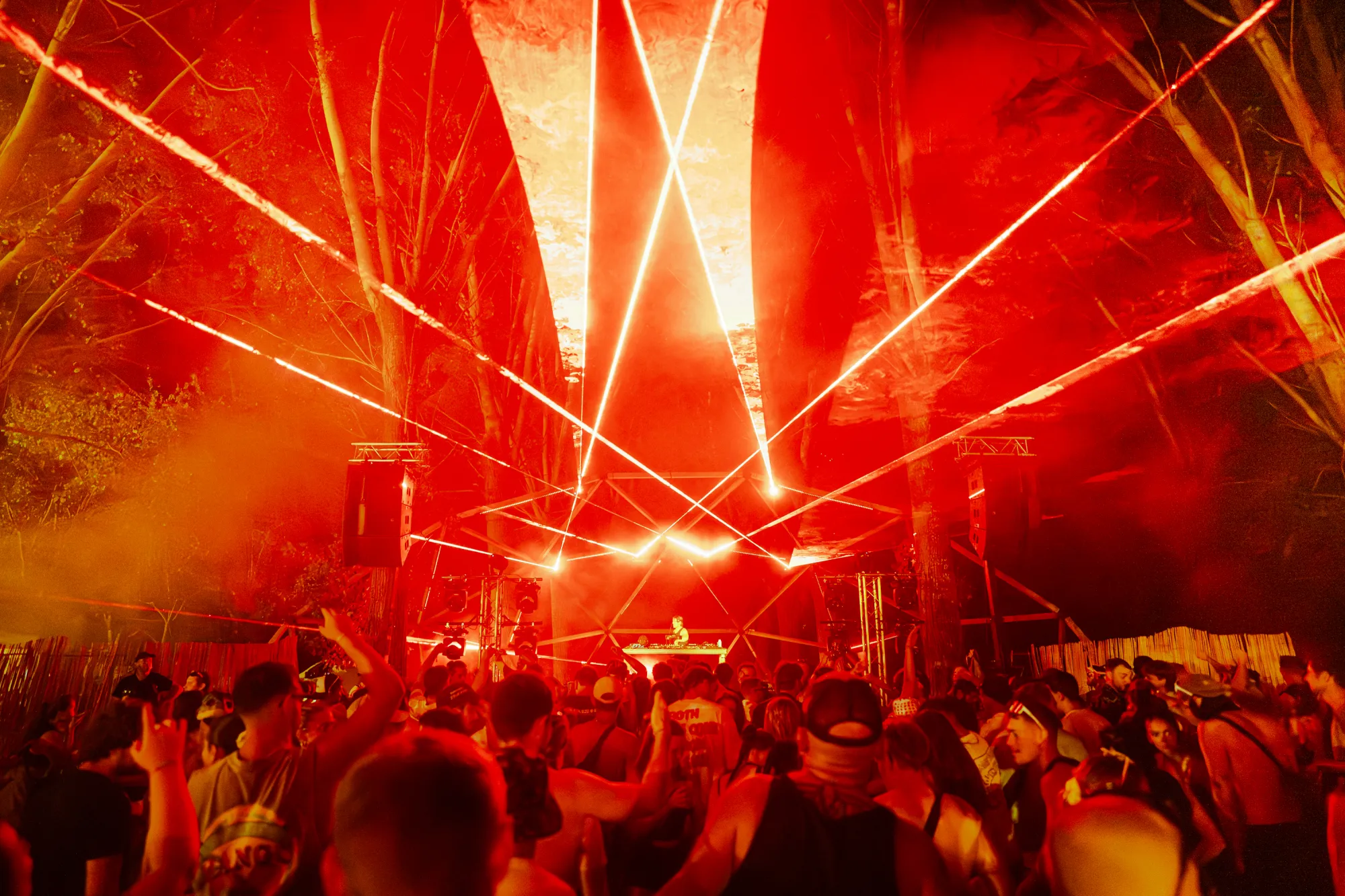 La Mainstage du Belfield Festival — foule et show électro de nuit